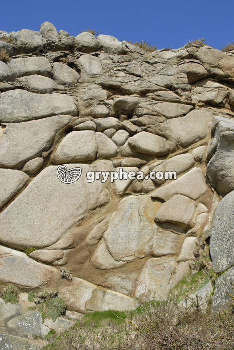 Carrière de granite (Granite de Flamanville) montrant la formation des boules de granite dans le sous-sol - gryphea.org